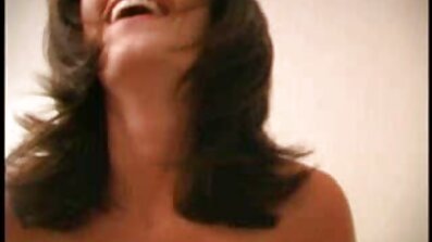 Jovem mulher macia em espasmo de perna de pau site de video porno brasileiro na sala de estar