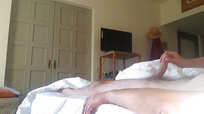 Gopnik russo em coma fode uma garota em uma bucetinha apertada enquanto grava na filme pornô irmã câmera