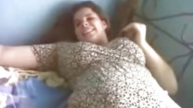 Deitada na cama, filme de pornô só de mulher ruiva provoca a buceta com as mãos