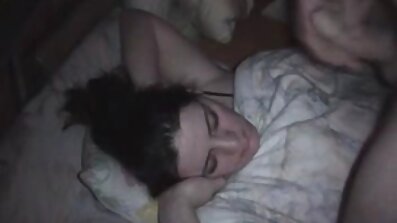 Madrasta ansiando por um pênis jovem pula na cama filme pornô preta com o filho