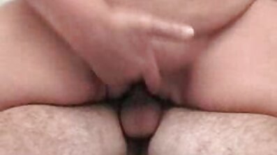 Uma novilha inexperiente observa um cara e filme pornô erótico sua namorada transando com um beijo