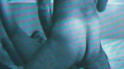 Menina vídeo pornô filme pornô com interesse esfrega a buceta pela Calcinha