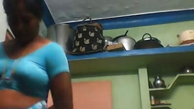Em uma melhores vídeos pornô brasileiro cama luxuosa, madame brinca com um copo de falo