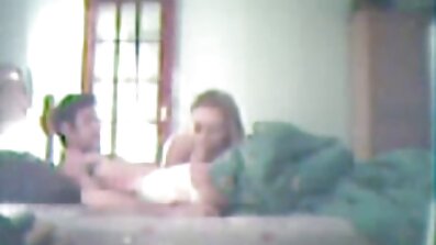 à noite, enquanto a esposa dorme ao lado dele videos prono grátis no sofá, o marido beija sua jovem enteada