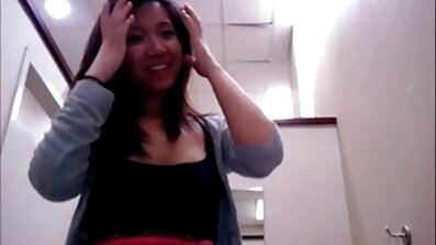 Garota de cabelos compridos leva um filme de pornô de menor pau da buceta no chão