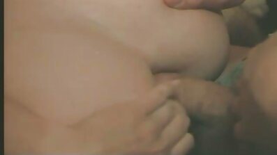 Menina com um piercing vídeo pornô as panteras no mamilo cummed na maca