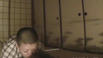 No meio da noite, um estudante vídeos pornô panteras fode com um beijo