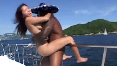 Homem legal massageando garota legal com vídeo pornô da mulher brasileira as próprias mãos